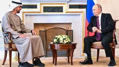 رئيس الإمارات محمد بن زايد مع نظيره الروسي فلاديمير بوتين في مدينة سانت بطرسبورغ الروسية 